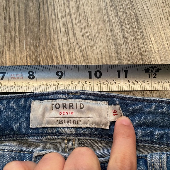 Torrid Jean Shorts Womens 16 Blue Denim Cut Off Cuffed Button Fly Stretch - Picture 5 of 5